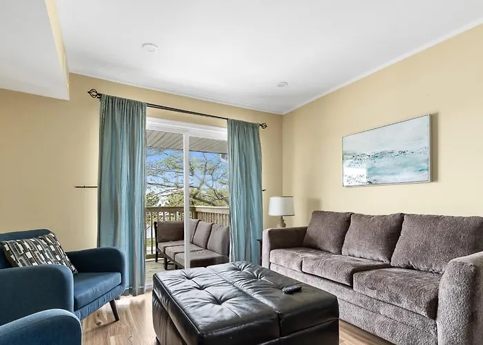 Fully Remodeled 3-bedroom, 2-bathroom Retreat Steps From The With Lagoon Views Holiday home