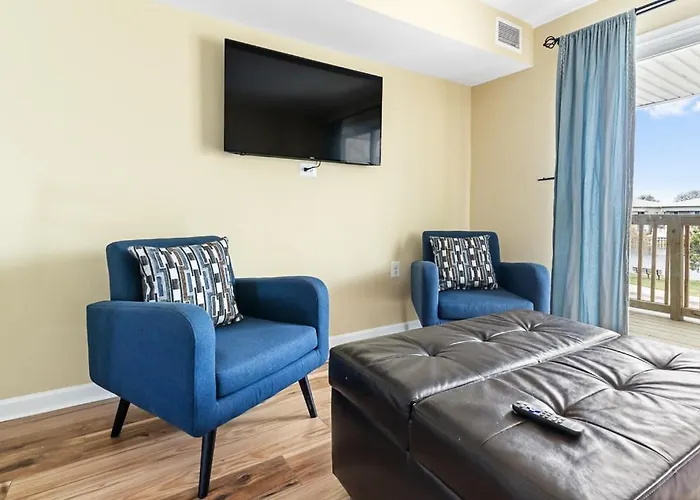 Holiday home Fully Remodeled 3-bedroom, 2-bathroom Retreat Steps From The With Lagoon Views