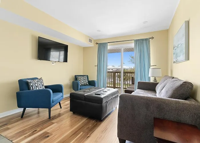 Ferienhaus Fully Remodeled 3-bedroom, 2-bathroom Retreat Steps From The With Lagoon Views *