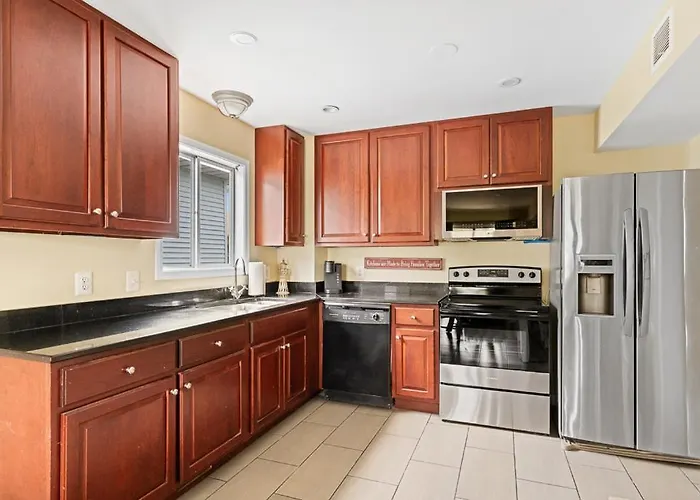 Fully Remodeled 3-bedroom, 2-bathroom Retreat Steps From The With Lagoon Views Holiday home *