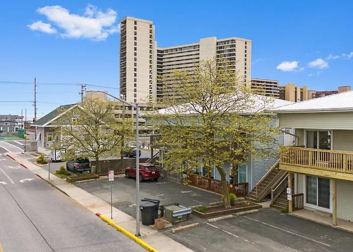 Fully Remodeled 3-bedroom, 2-bathroom Retreat Steps From The With Lagoon Views Holiday home Ocean City