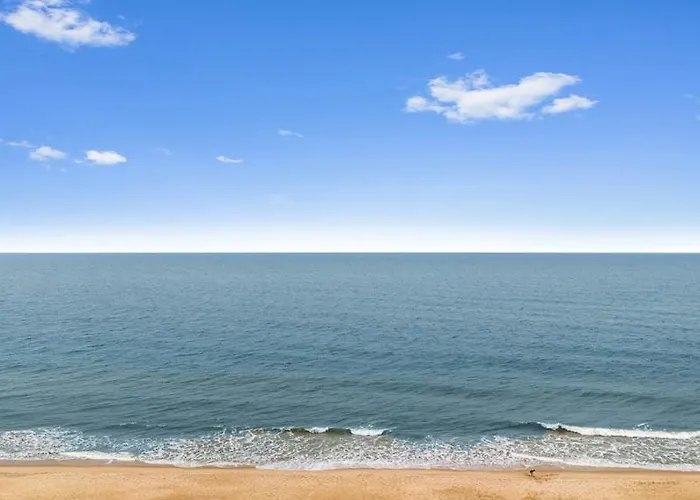 Fully Remodeled 3-bedroom, 2-bathroom Retreat Steps From The With Lagoon Views Holiday home