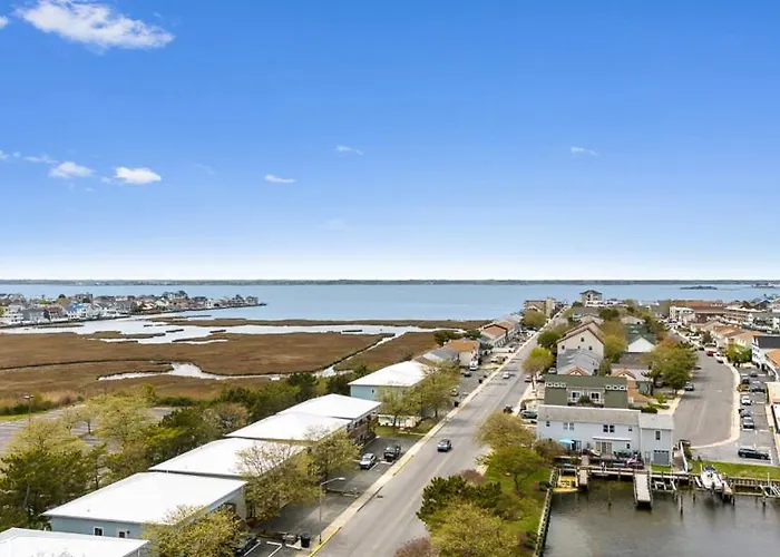 Fully Remodeled 3-bedroom, 2-bathroom Retreat Steps From The With Lagoon Views Holiday home