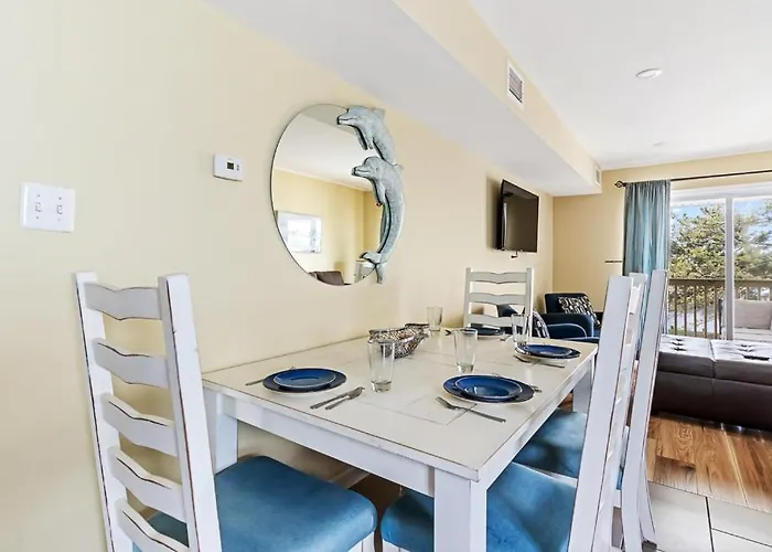Fully Remodeled 3-bedroom, 2-bathroom Retreat Steps From The With Lagoon Views Holiday home *