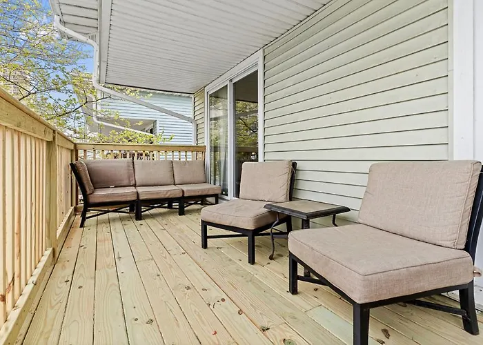 Holiday home Fully Remodeled 3-bedroom, 2-bathroom Retreat Steps From The With Lagoon Views *