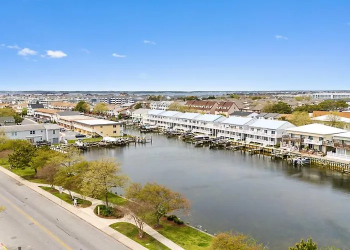 Holiday home Fully Remodeled 3-bedroom, 2-bathroom Retreat Steps From The With Lagoon Views