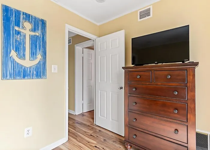 Fully Remodeled 3-bedroom, 2-bathroom Retreat Steps From The With Lagoon Views Holiday home *