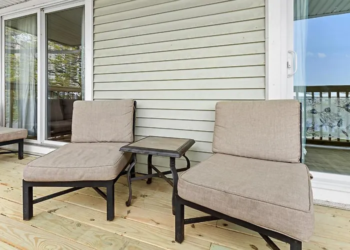 Fully Remodeled 3-bedroom, 2-bathroom Retreat Steps From The With Lagoon Views Ocean Stadt