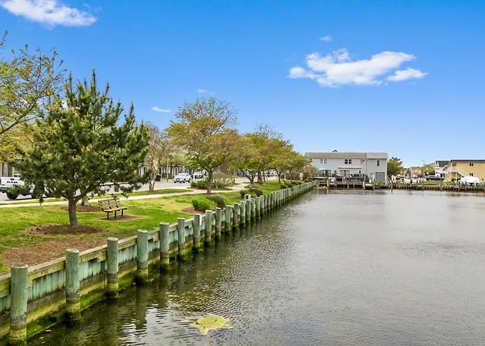 Fully Remodeled 3-bedroom, 2-bathroom Retreat Steps From The With Lagoon Views Holiday home