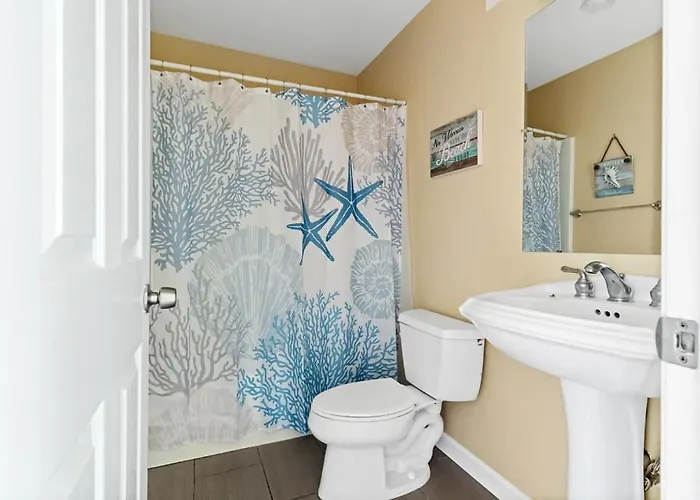 Holiday home Fully Remodeled 3-bedroom, 2-bathroom Retreat Steps From The With Lagoon Views *