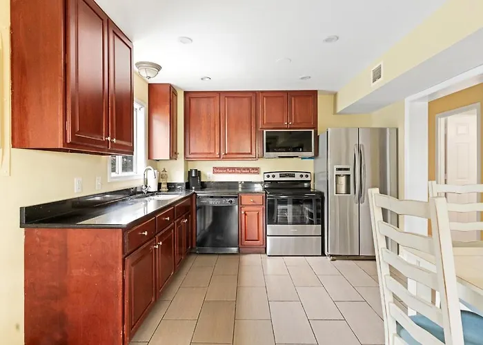 Fully Remodeled 3-bedroom, 2-bathroom Retreat Steps From The With Lagoon Views Holiday home *
