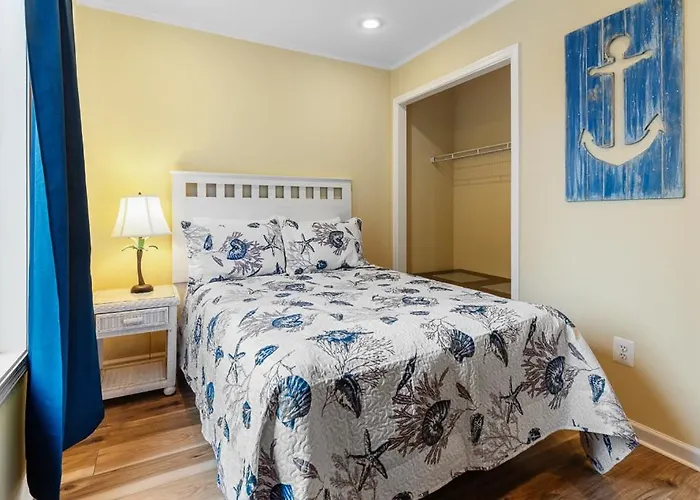 Fully Remodeled 3-bedroom, 2-bathroom Retreat Steps From The With Lagoon Views Holiday home
