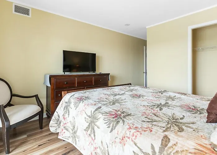 Fully Remodeled 3-bedroom, 2-bathroom Retreat Steps From The With Lagoon Views