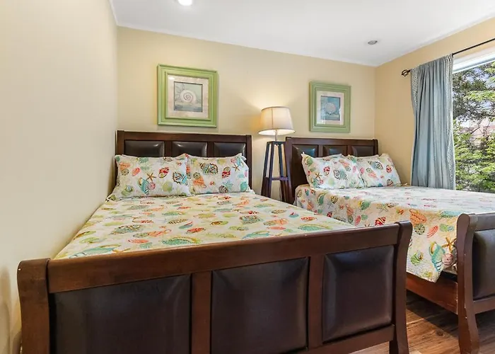 Fully Remodeled 3-bedroom, 2-bathroom Retreat Steps From The With Lagoon Views * Ocean Stadt