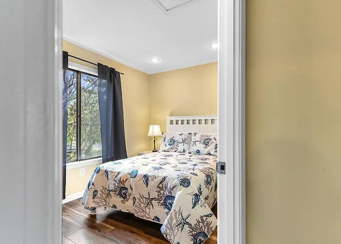 Holiday home Fully Remodeled 3-bedroom, 2-bathroom Retreat Steps From The With Lagoon Views