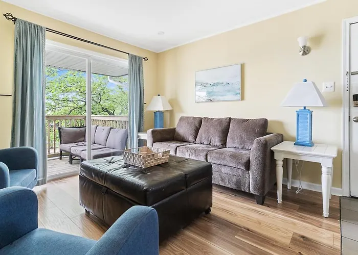 Fully Remodeled 3-bedroom, 2-bathroom Retreat Steps From The With Lagoon Views Holiday home