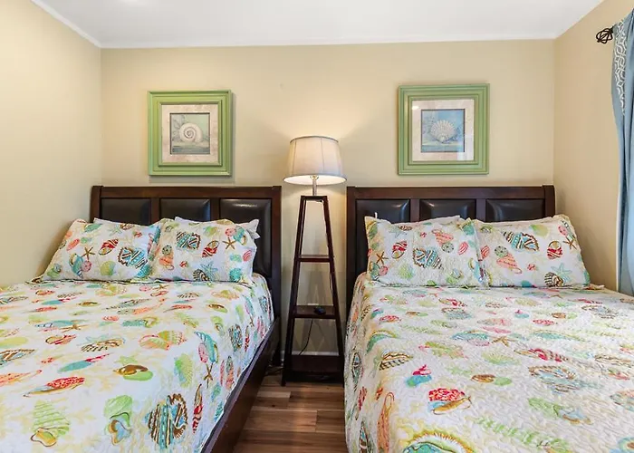 Ferienhaus Fully Remodeled 3-bedroom, 2-bathroom Retreat Steps From The With Lagoon Views