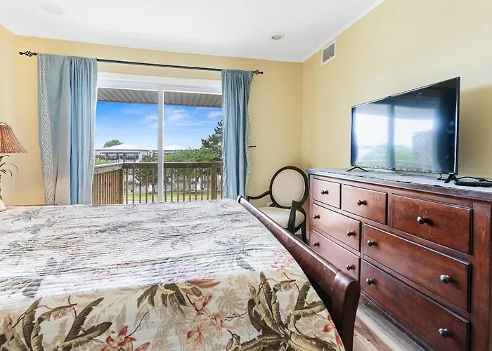 Fully Remodeled 3-bedroom, 2-bathroom Retreat Steps From The With Lagoon Views Holiday home *