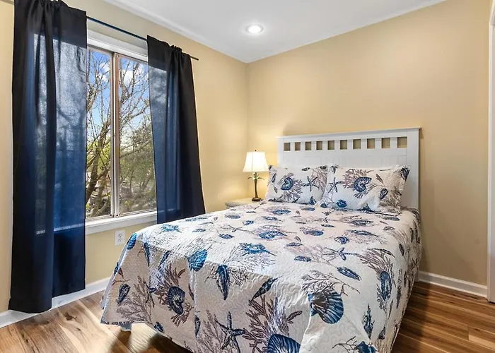 Fully Remodeled 3-bedroom, 2-bathroom Retreat Steps From The With Lagoon Views *