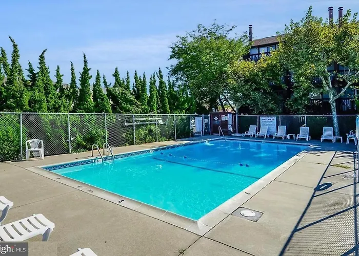 Holiday home Fully Remodeled 3-bedroom, 2-bathroom Retreat Steps From The With Lagoon Views